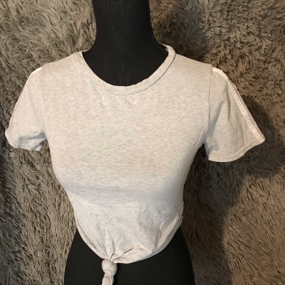 Gray cropped shirt